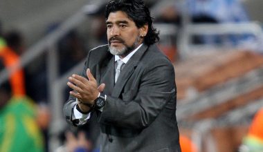 «Ο Ντιέγκο δεν πέθανε!»: Ο σωσίας του Ν.Μαραντόνα που προκάλεσε έκπληξη σε συναυλία (βίντεο)