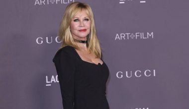 Σε κέντρο ευεξίας η Μ.Γκρίφιθ: Ποζάρει με μαγιό & δείχνει πώς είναι το σώμα της στα 69 της (φωτο)
