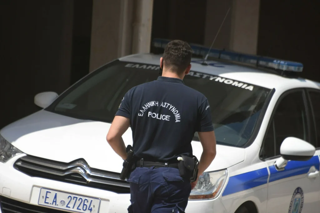 Επεισοδιακός έλεγχος για στάθμευση στο Αρκαλοχώρι: Πιάστηκαν στα «χέρια» αστυνομικός και κτηνοτρόφος