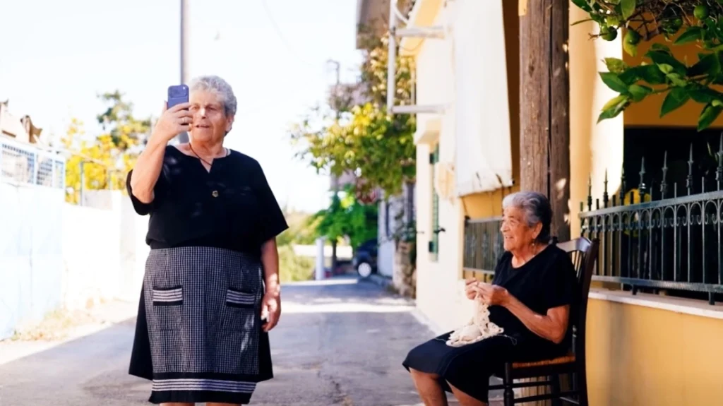 Οι Κρητικές γιαγιάδες «ξαναχτύπησαν» και τα έβαλαν με το «χαζόGPT» (βίντεο)