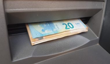 Νέα εποχή για τα μετρητά στη Γαλλία – Τι αλλάζει στα ΑΤΜ