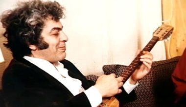 Μάνος Λοΐζος: «Δύο μάτια γεμάτα καλοσύνη» – Η ζωή και τα τραγούδια που έμειναν για πάντα