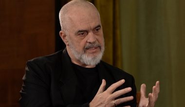 Στο Άγιο Όρος ο Έντι Ράμα: Eπισκέφθηκε τη Μονή Βατοπαιδίου
