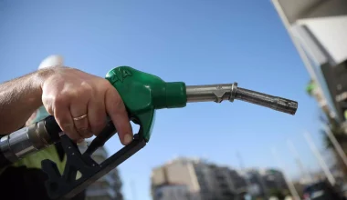 Οι Έλληνες αναλώνουν το 9,8% του μισθού τους για να βάλουν βενζίνη!