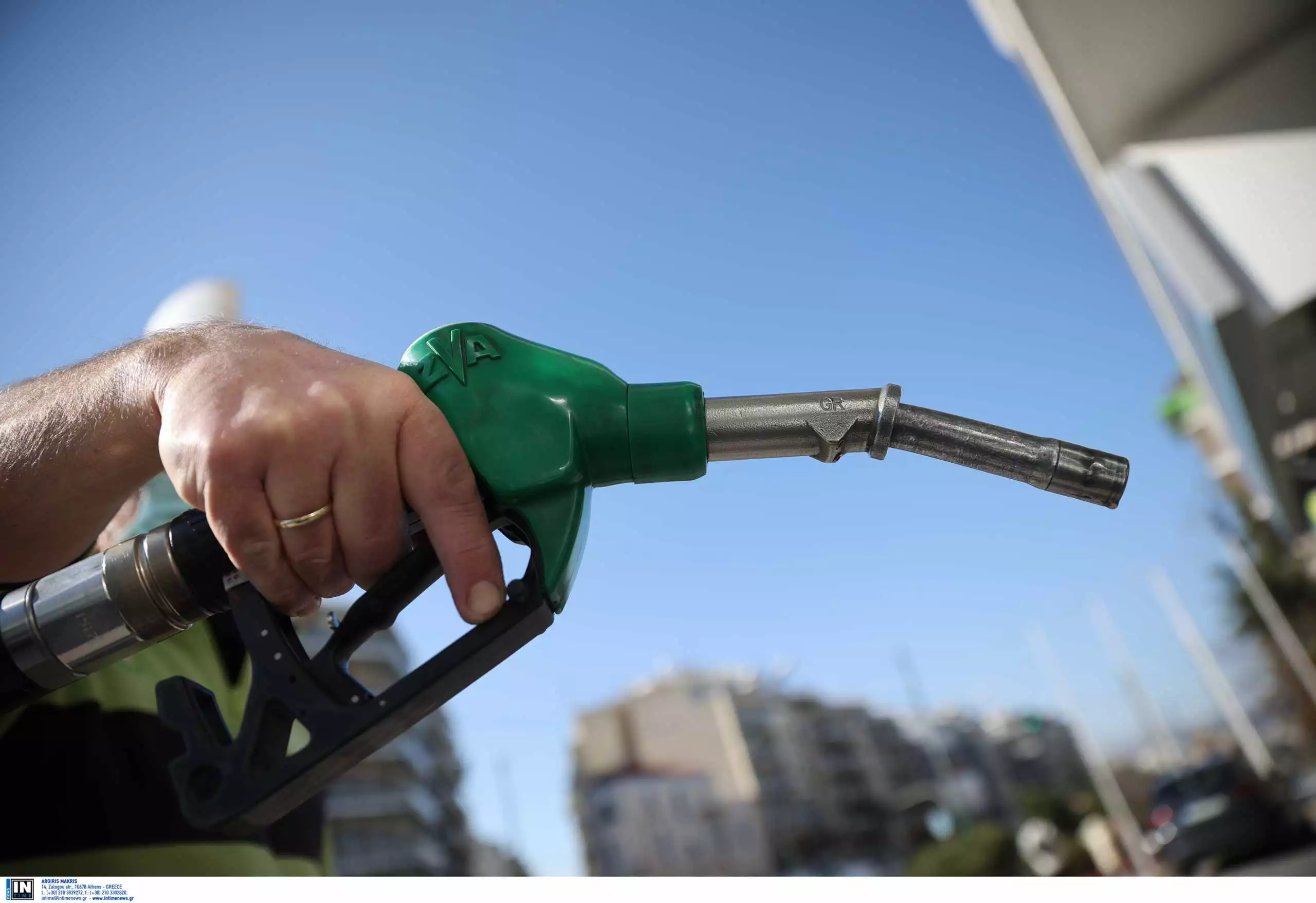 Οι Έλληνες αναλώνουν το 9,8% του μισθού τους για να βάλουν βενζίνη!