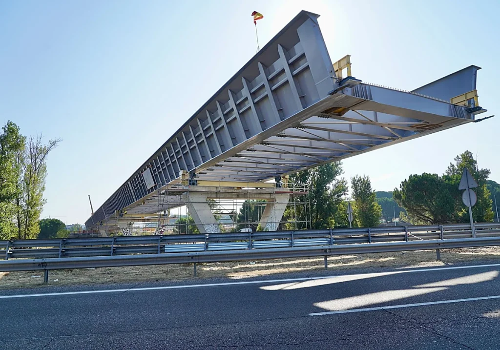 Γέφυρα 1.130 μέτρων μετακινείται στον αέρα με υδραυλικούς γρύλους (βίντεο)