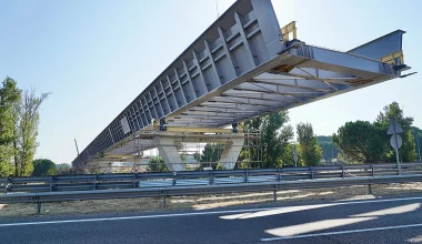 Γέφυρα 1.130 μέτρων μετακινείται στον αέρα με υδραυλικούς γρύλους (βίντεο)