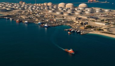 Αramco: «Διακόπτουμε τις παραδόσεις πετρελαίου προς την ΕΕ»