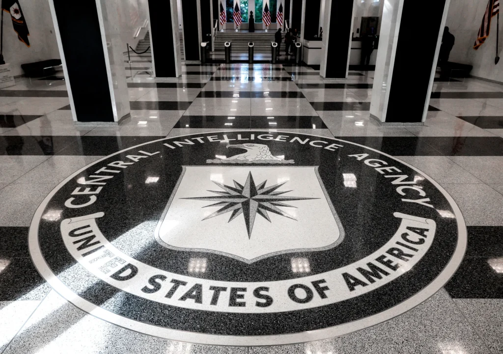Πρώην πληροφοριοδότης της CIA μιλά για την παρακολούθηση και τα μυστικά των αμερικανικών υπηρεσιών