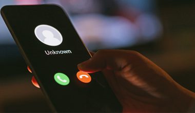 Κλωνοποιούσαν με AI τις φωνές συγγενών και άδειαζαν σπίτια – Ξεπερνά το 1 εκατ. ευρώ η λεία