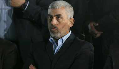 Πρώην υπουργός της Παλαιστινιακής Αρχής: «Εγώ είχα μεταφέρει στο Ισραήλ το μήνυμα του Γ.Σινουάρ»