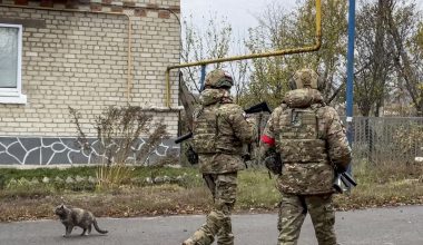 Η φωτογραφία Βορειοκορεατών στρατιωτών με Ρώσο πεζοναύτη στην περιφέρεια του Κουρσκ