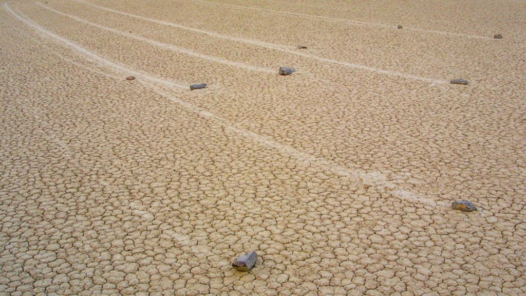 Sailing stones: Λύθηκε το μυστήριο των πετρών που κινούνταν μόνες;