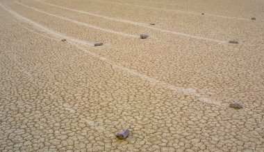Sailing stones: Λύθηκε το μυστήριο των πετρών που κινούνταν μόνες;