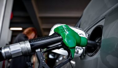 Πτώση τιμών στα καύσιμα στην Γερμανία: Μείωση φόρου 17 λεπτά το λίτρο – Από το 2027 μπαίνει πλαφόν