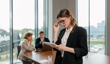 Οι 10 φράσεις που χρησιμοποιούν συχνά όσοι θέλουν να δείχνουν πιο έξυπνοι από τους άλλους