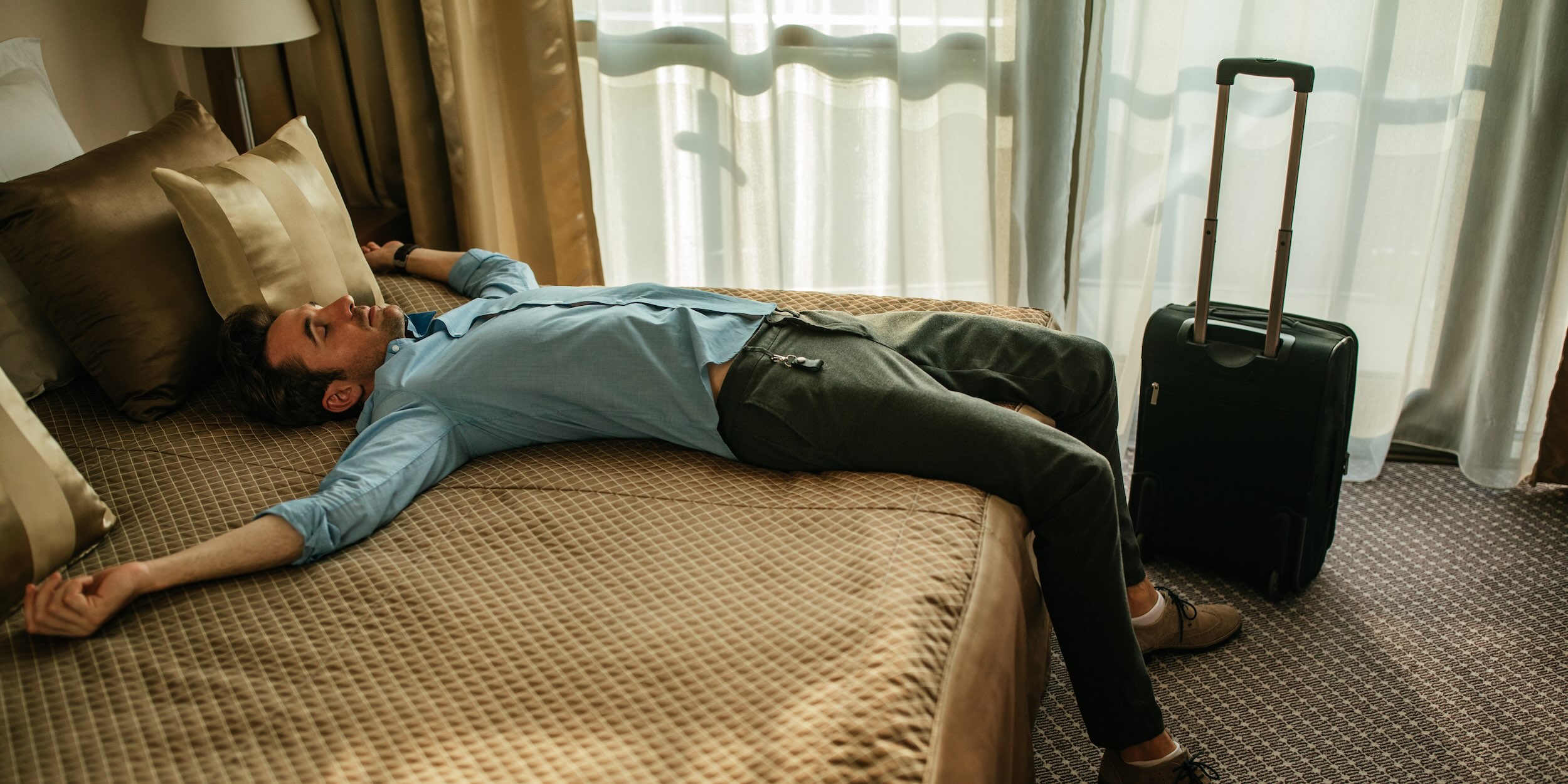 Jet lag: Οι τρόποι για να το περιορίσετε μετά από μια πολύωρη πτήση