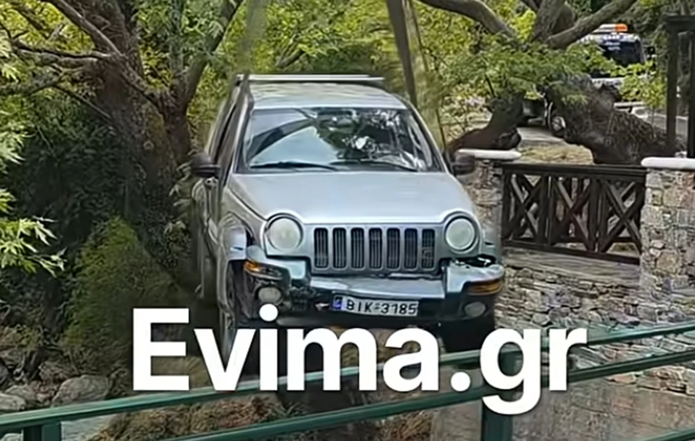 Βίντεο: Αυτοκίνητο στην Κάρυστο εξετράπη της πορείας του και έπεσε μέσα στο ποτάμι