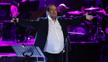 Ο Γιάννης Πάριος αποχαιρέτησε τον Γιώργο Μαζωνάκη με το «Ποτέ ποτέ»: «Ήταν το αγαπημένο του τραγούδι»