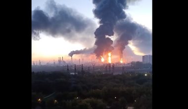 Ο Β.Ζελένσκι επιβεβαιώνει το χτύπημα στο ρωσικό διυλιστήριο (βίντεο)