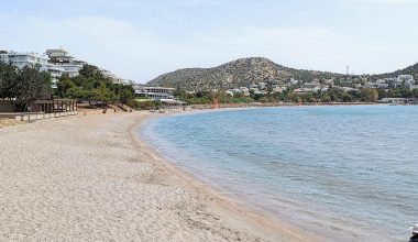 Για μια ξαπλώστρα πιάστηκαν στα χέρια δύο ηλικιωμένοι στην Βουλιαγμένη – Νεκρός ένας 82χρονος