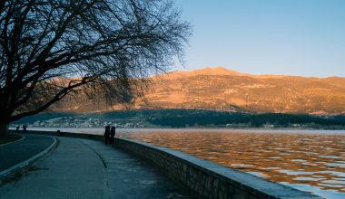 Ιωάννινα: 46χρονος έπεσε στη λίμνη Παμβώτιδα – Τον έσωσαν περαστικοί