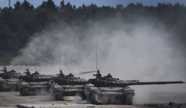 Εντυπωσιακές εικόνες: Πληθώρα ρωσικών αρμάτων μάχης T-90 κατευθύνονται στην Ουκρανία – Δείτε βίντεο