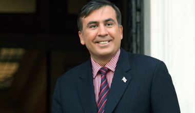 O πρώην πρόεδρος της Γεωργίας τραγούδησε τον ουκρανικό εθνικό ύμνο κατά τη διάρκεια της δίκης του