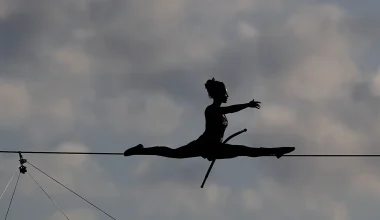 Γαλλίδα σχοινοβάτης περπάτησε 400 μέτρα στον «αέρα» χωρίς ζώνη ασφαλείας (βίντεο)