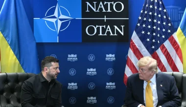 Financial Times: «Ο Ν.Τραμπ πιέζει τον Β.Ζελένσκι να σταματήσει τα χτυπήματα σε ρωσικά διυλιστήρια»