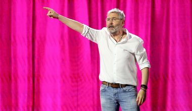 7 διάσημοι Έλληνες που μίλησαν ανοιχτά για τη μάχη τους με τον τζόγο, τις ουσίες και το αλκοόλ