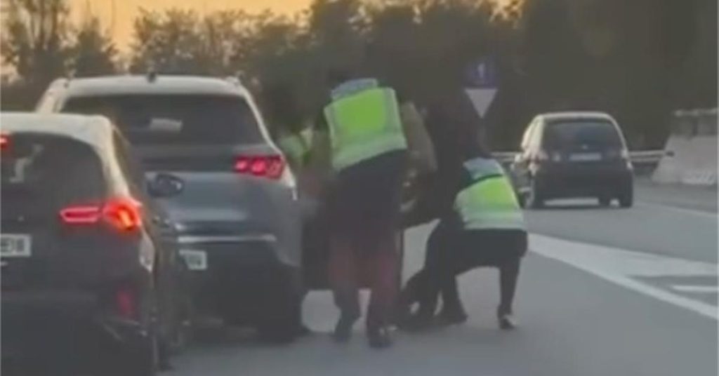 Βαρκελώνη: Μεταμφιέστηκαν σε αστυνομικούς και απήγαγαν άνδρα από όχημα στον αυτοκινητόδρομο (βίντεο)