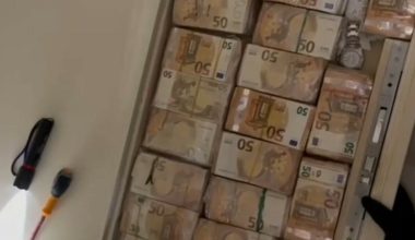 Ιταλία: Εξαρθρώθηκε σπείρα που είχε ρολόγια και 3,2 εκατ. ευρώ κρυμμένα μέσα στους τοίχους σπιτιού