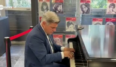 Βίντεο: Ο Ν.Φαραντούρης παίζει το «Ανήκω σε μένα» του Γ.Μαζωνάκη στο πιάνο της ΕΡΤ