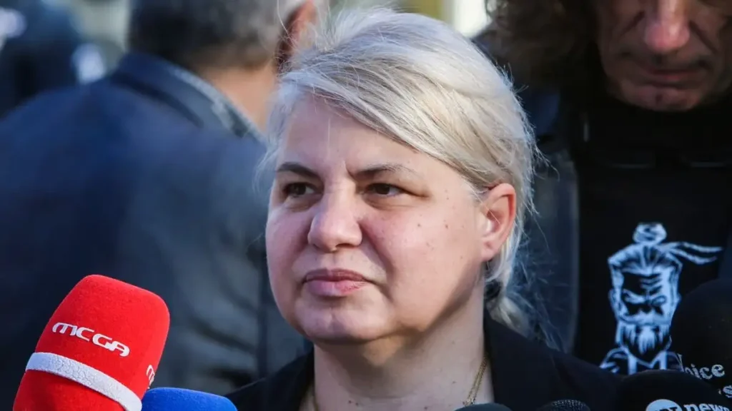 Έγκλημα στα Τέμπη: Λιποθύμησε μέσα στην αίθουσα η μητέρα της Κλαούντια – Η κατάθεσή της