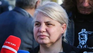 Έγκλημα στα Τέμπη: Λιποθύμησε μέσα στην αίθουσα η μητέρα της Κλαούντια – Η κατάθεσή της