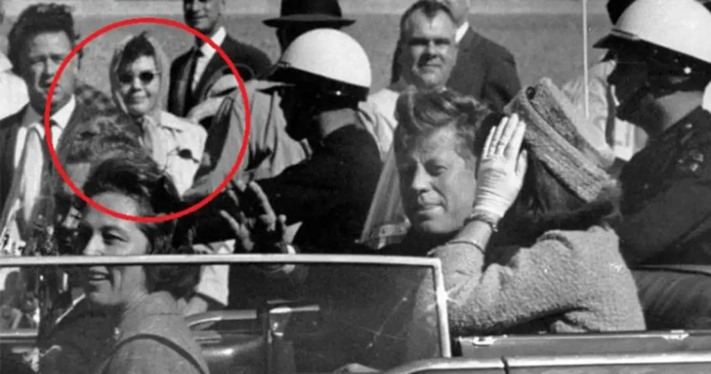 Το μυστήριο της «Babushka Lady»: Ποια ήταν η γυναίκα που κινηματογραφούσε τη δολοφονία Κένεντι