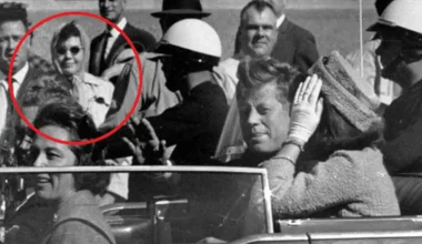 Το μυστήριο της «Babushka Lady»: Ποια ήταν η γυναίκα που κινηματογραφούσε τη δολοφονία Κένεντι