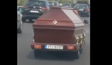 Εθνική Οδός: Φέρετρο πάνω σε τρέιλερ – Το ασυνήθιστο θέαμα που κατέγραψε οδηγός (φώτο)