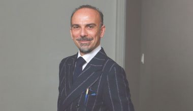 Νέα καταγγελία για τον Ηλία Θεοδωρόπουλο: «Μου έφερε βαλίτσα με δονητές, ψαλίδια και βελόνες»