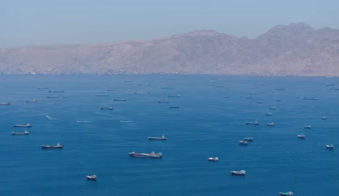 «Ναρκοπέδιο» το Ορμούζ: Νέκρωσαν τα Στενά – Μόλις 12 πλοία πέρασαν την Κυριακή