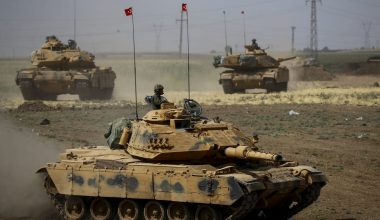 Μεγάλη τουρκική φάλαγγα με δεκάδες αρματοφορείς και εκατοντάδες προσωπικού έχει εισέλθει στην Συρία