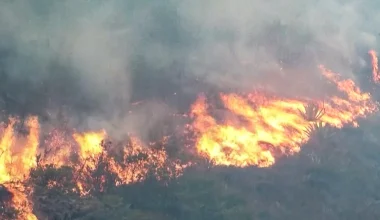 Πυρκαγιά απειλεί να καταστρέψει το δημοφιλές Βίγια ντε Λέιβα στην Κολομβία (βίντεο)