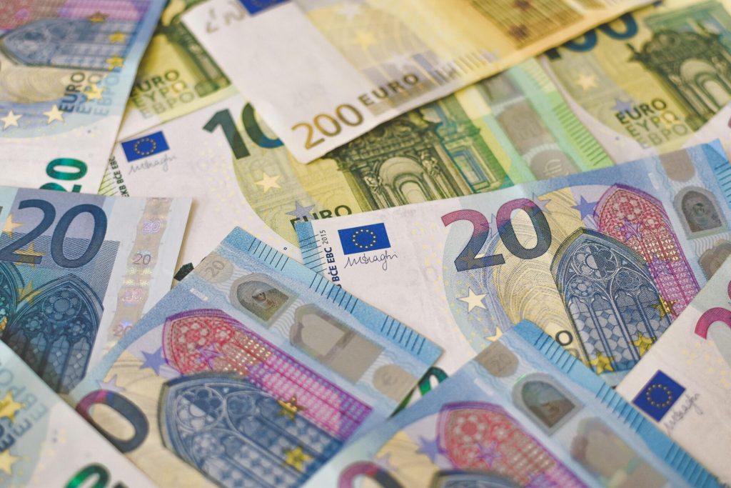 Δείτε γιατί τα χαρτονομίσματα έχουν ανάγλυφα σημεία που μπορούμε να νιώσουμε με το δάχτυλο