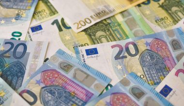 Δείτε γιατί τα χαρτονομίσματα έχουν ανάγλυφα σημεία που μπορούμε να νιώσουμε με το δάχτυλο