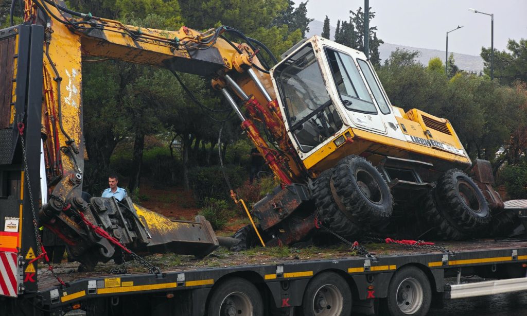Λεωφόρος Βουλιαγμένης: Νταλίκα δίπλωσε και ο εκσκαφέας έπεσε από την καρότσα