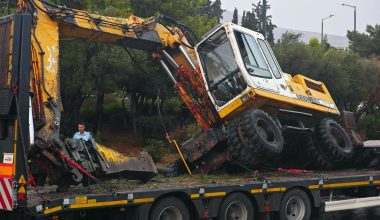 Λεωφόρος Βουλιαγμένης: Νταλίκα δίπλωσε και ο εκσκαφέας έπεσε από την καρότσα