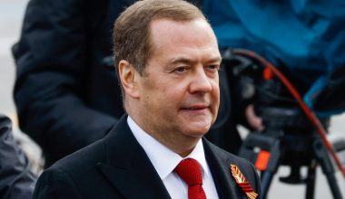 Ντ. Μεντβέντεφ: «Άθλιος νεοναζί ο Μερτς – Γερμανοί διώξτε τον πριν σας σύρει σε πόλεμο με τη Ρωσία…»