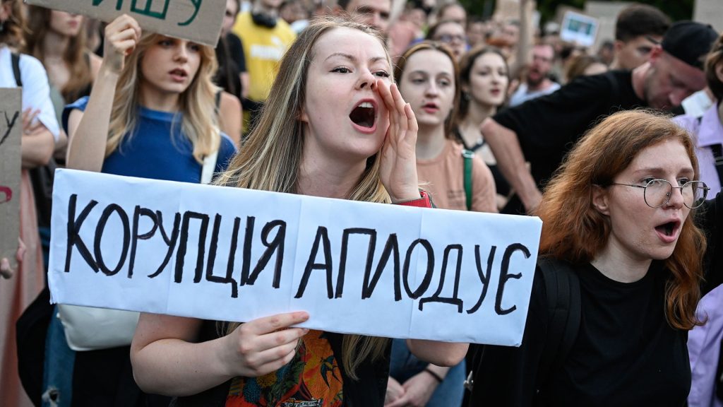 Οδησσός: Oμάδα γυναικών προχώρησε σε γυμνή διαμαρτυρία κατά της βίαιης επιστράτευσης (φωτο – βίντεο)