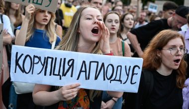 Οδησσός: Oμάδα γυναικών προχώρησε σε γυμνή διαμαρτυρία κατά της βίαιης επιστράτευσης (φωτο – βίντεο)